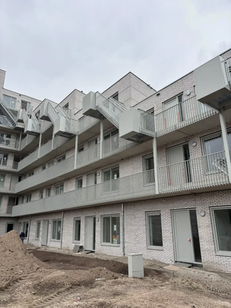Stalen trap met aluminium hekwerken in woonproject Greenhill Lelystad
