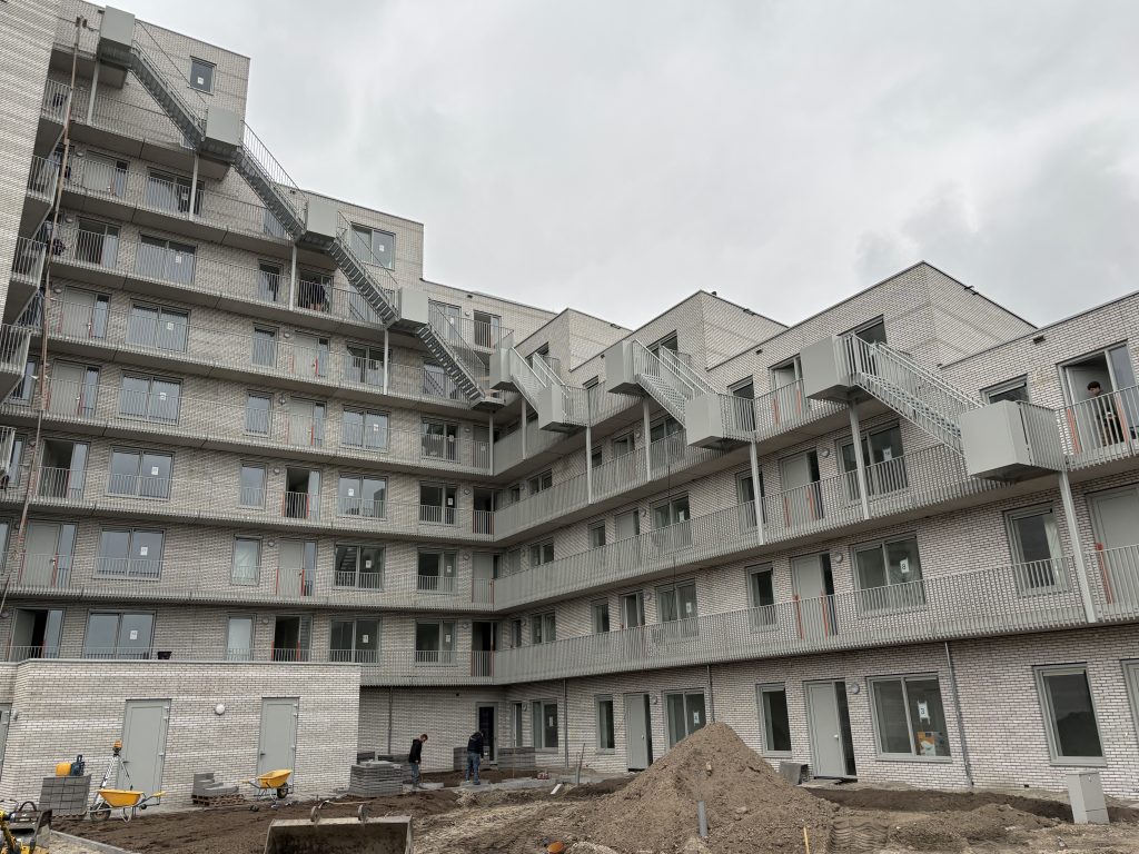 Stalen trap met aluminium hekwerken in woonproject Greenhill Lelystad